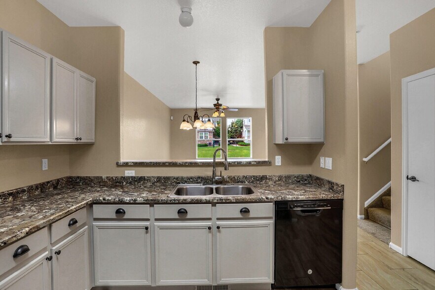 Building Photo - Bright & Spacious 3-Bed Townhome Just 15 M...