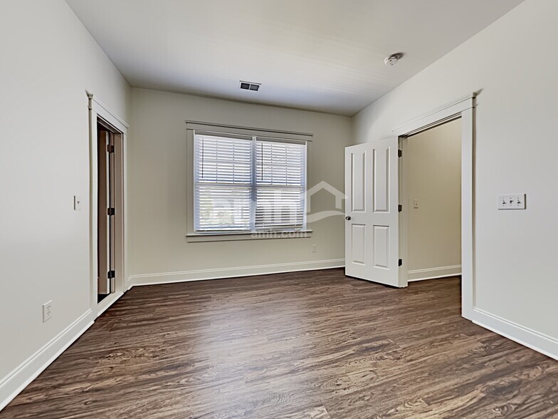 Building Photo - 206 Hydrangea St