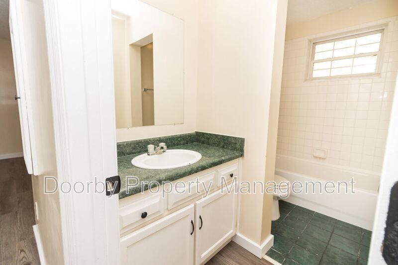 Building Photo - 2425 Ashmore Ave