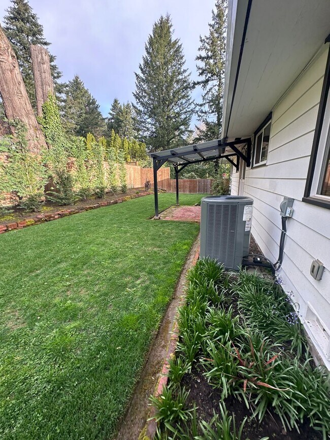 Building Photo - GORGEOUS RANCH STYLE HOME ON HUGE MANICURED LOT IN GARDEN HOME IN SW PORTLAND