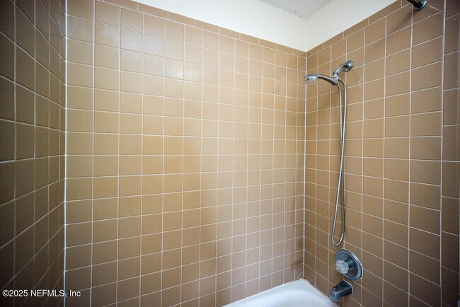 Building Photo - 1307 River Hills Cir E