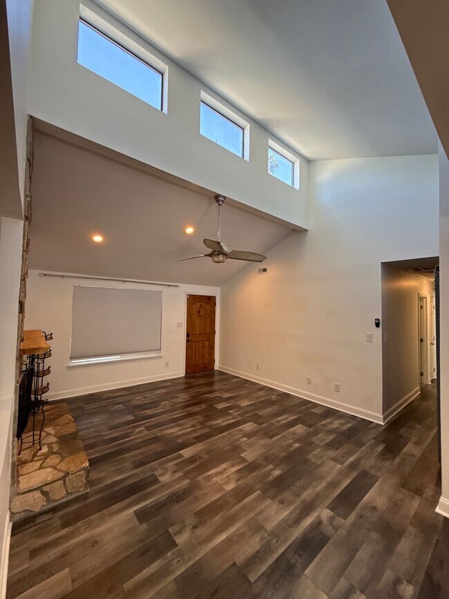 Building Photo - Updated Ranch Home with Luxury features!