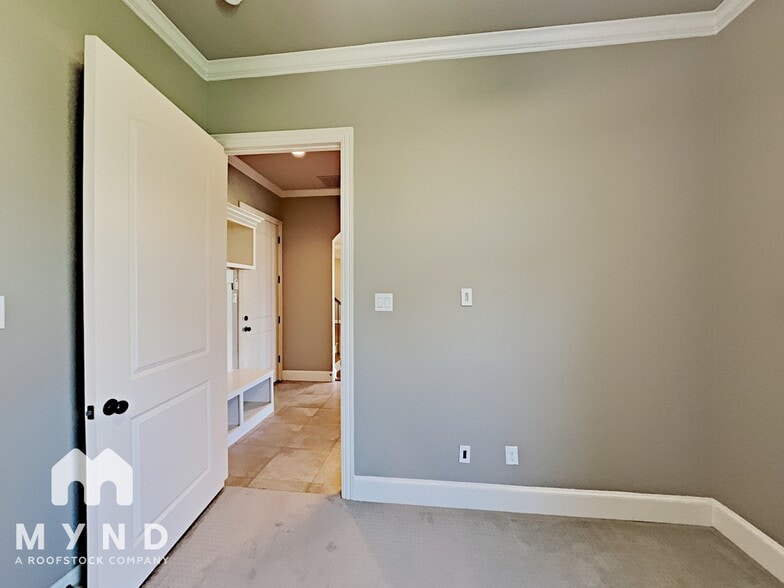 Building Photo - 10 Center Ct