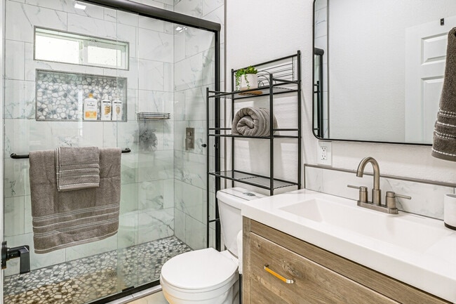 Building Photo - 226 E 10th St