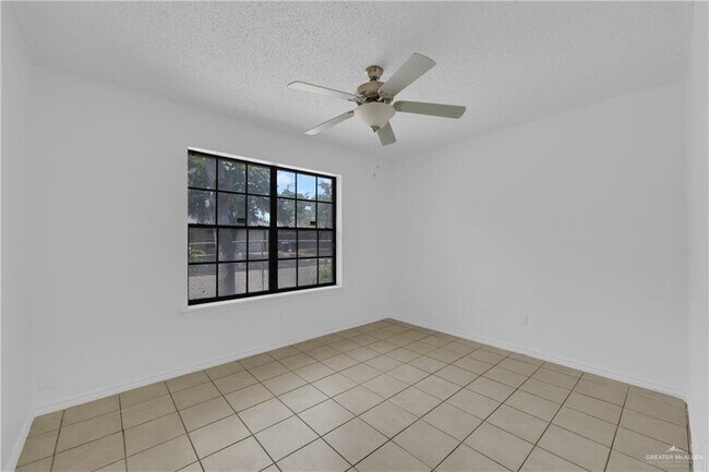 Building Photo - 13 Goldenrod Ave