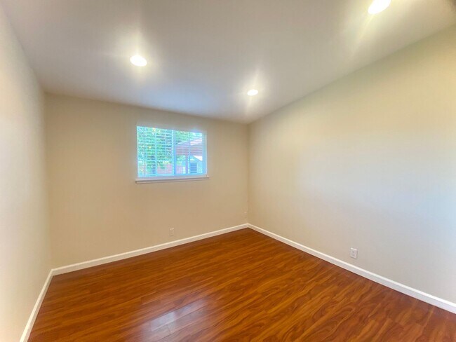Building Photo - 3-bedroom home located in Fremont! – Irvin...