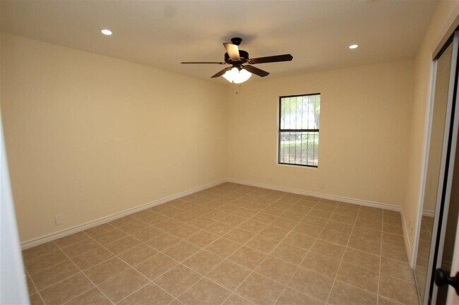 Building Photo - 4605 S Zapata Hwy