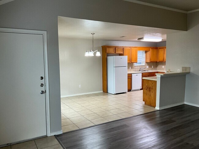 Building Photo - 10220 Lilac Ln