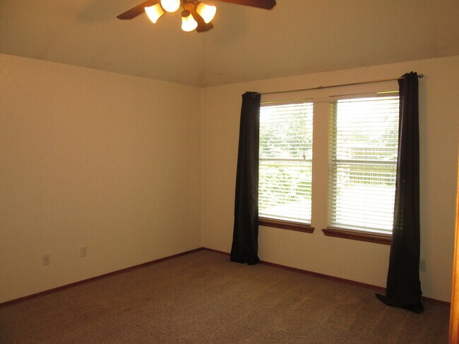 Building Photo - PRELEASING - July 2026 - (3) Bed/(2) Bath ...