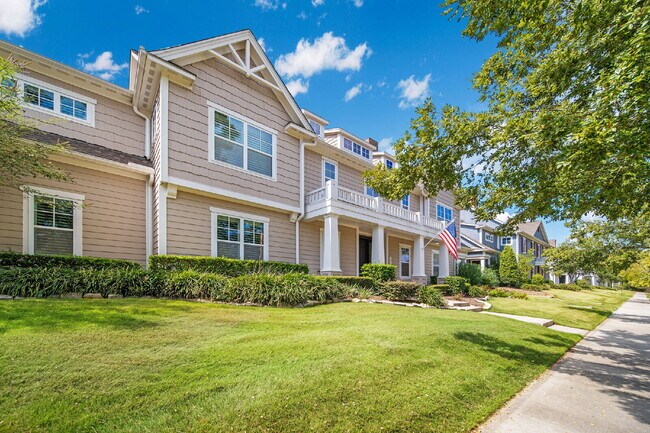 Building Photo - Nestled in the heart of Creekside Park - T...