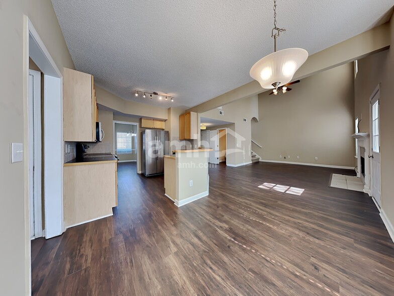 Building Photo - 6004 W Rosie Ln SE