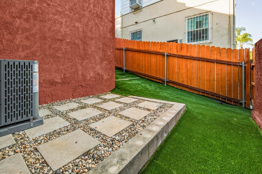 Building Photo - 1319 S Mansfield Ave