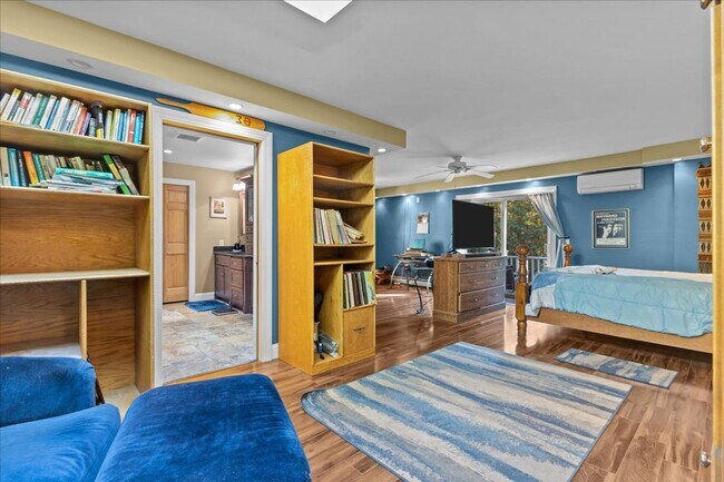 Building Photo - Well-Cared for historic beauty in private setting tucked in the Hill Section