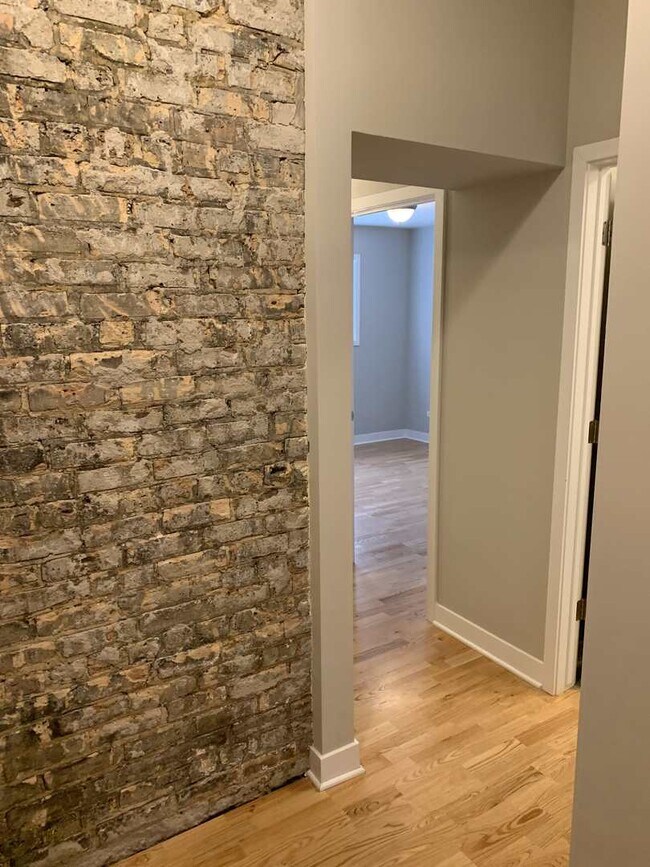 Building Photo - 6125 N Clark St