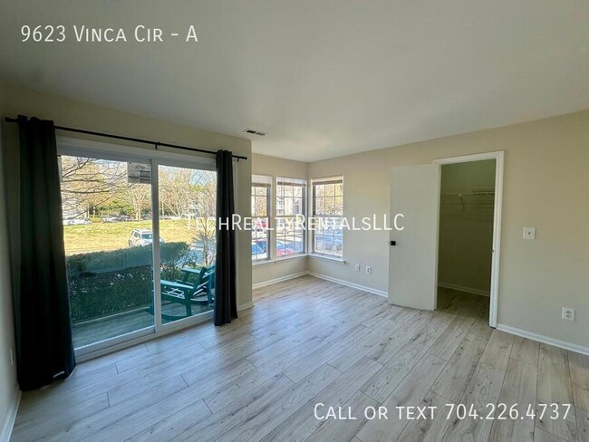 Building Photo - 9623 Vinca Cir