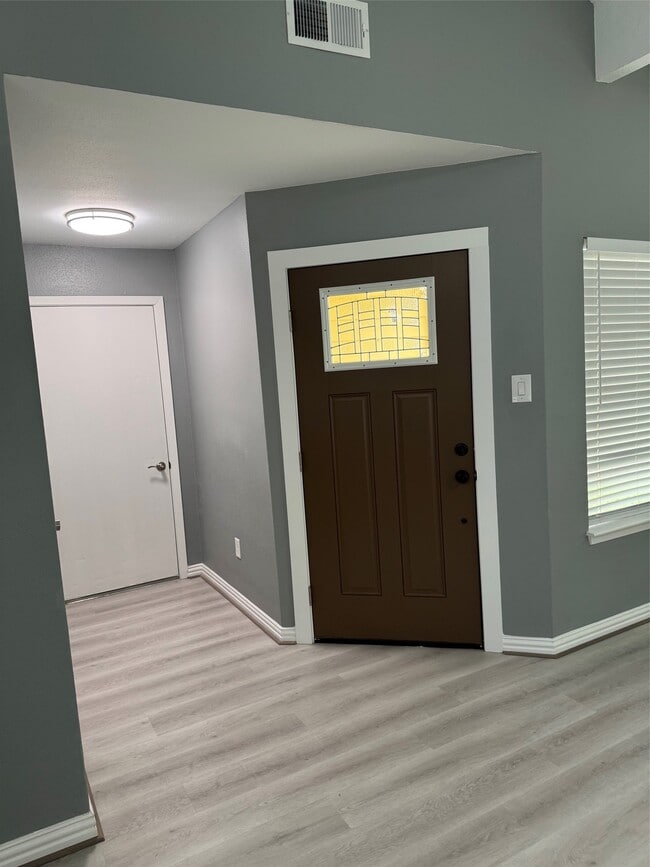 Building Photo - 7511 Log Cradle Dr