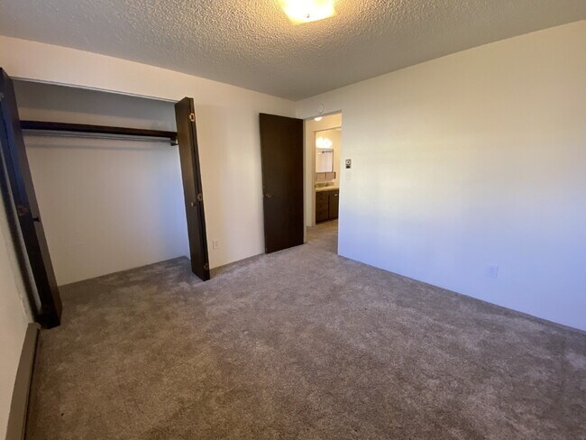 Building Photo - Quiet, Cozy 2-Bedroom Located in Columbia Neighborhood