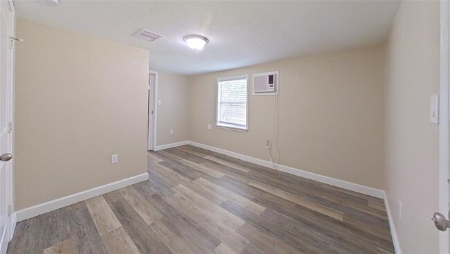 Building Photo - 706 S Blackwell St