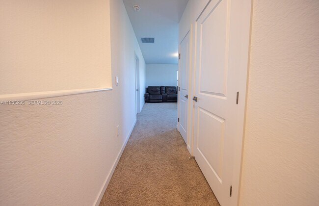 Building Photo - 715 SE 17th Ave