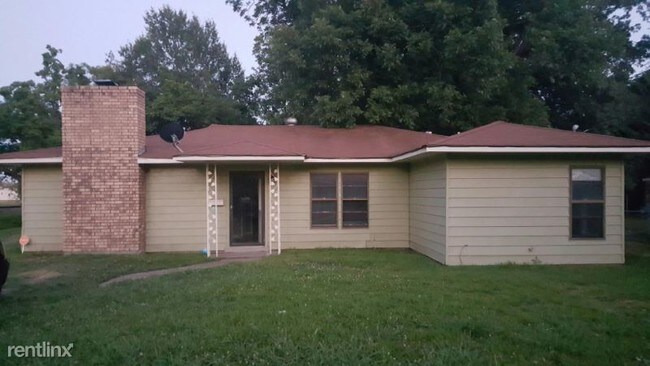 Primary Photo - 4 br, 1 bath House - 808 Roselawn Dr.