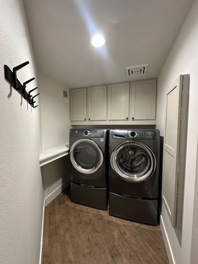 Building Photo - Riverfront Gated 2 Bedroom Luxury Condo!!