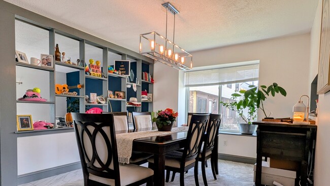 Building Photo - 2 Bed 1.5 Bath Condo