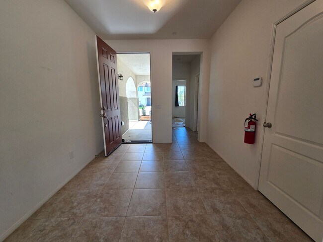 Building Photo - New Listing!
