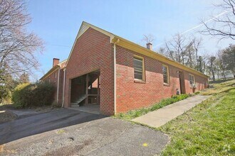 Building Photo - 912 St Charles Ave