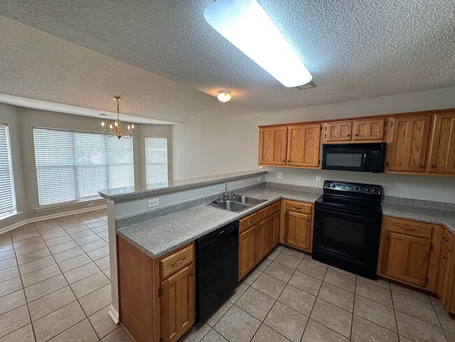 Building Photo - Bright open 3BR/2ba with bonus, 1900 sq feet!  Pets are owner's approval, fees apply.