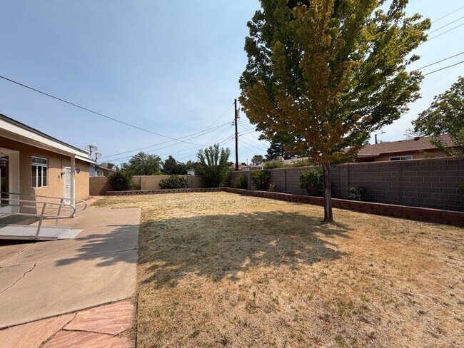 Building Photo - Spacious 4 Bedroom 2 Bathroom Home In The NE Heights!