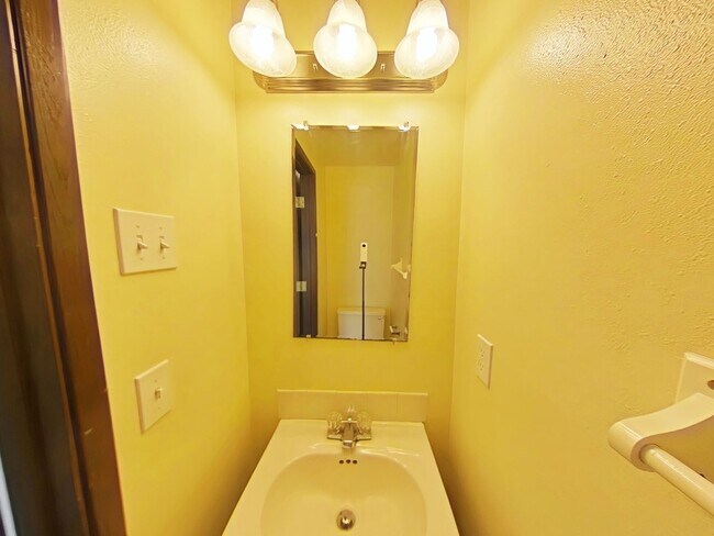 Building Photo - Duplex ~ Close to Campus ~ Pet Friendly