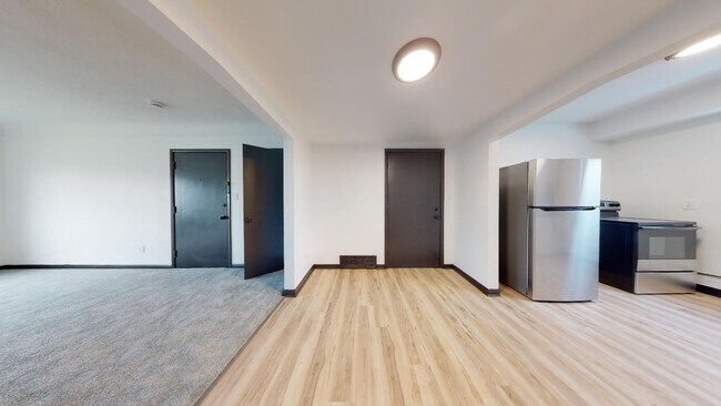 Building Photo - Parma - 2 Bedroom - 3rd Floor Unit