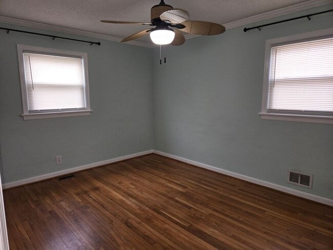 Building Photo - Move In Ready!