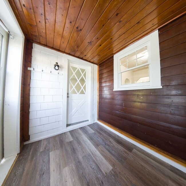 Building Photo - Cozy 2 Bedroom 1 Bath