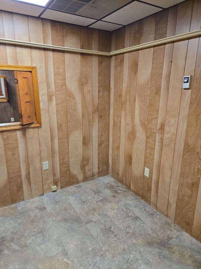 Building Photo - 203 Lincoln Way E