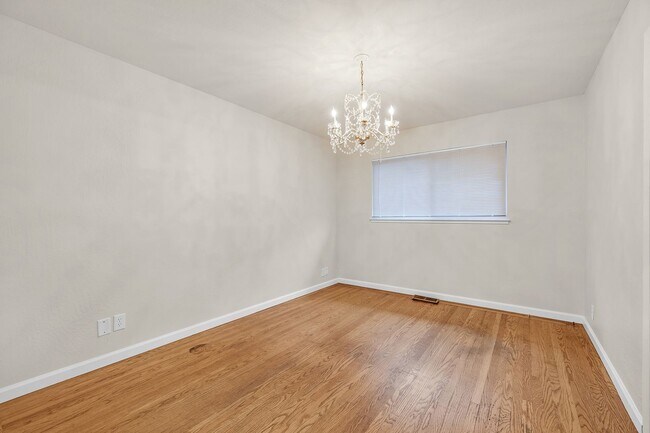 Building Photo - Stunning San Carlos 5 bedroom 4 bathroom H...