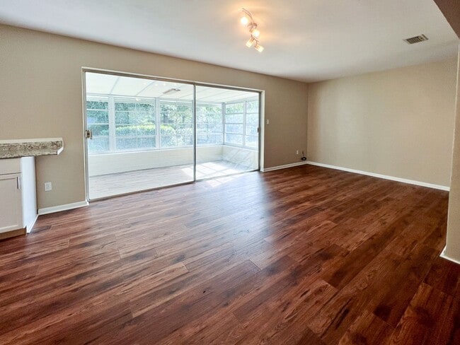 Building Photo - Pet Friendly 3BR/2BA NW Gainesville Home - Available mid-July!