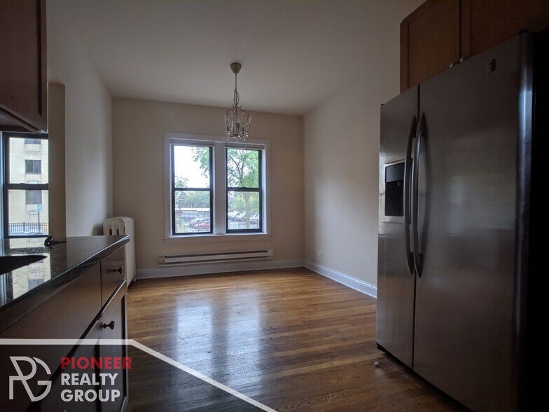 Building Photo - 736 W Addison St