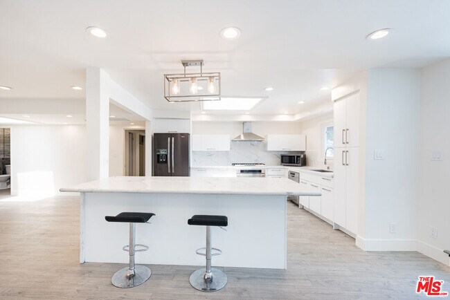 Building Photo - 3650 Sapphire Dr