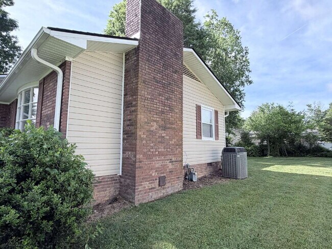 Building Photo - 725 Wildflower Ln
