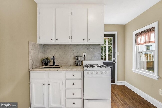 Building Photo - Coming Soon -  Charming 2 Bedroom, 1 Bath ...