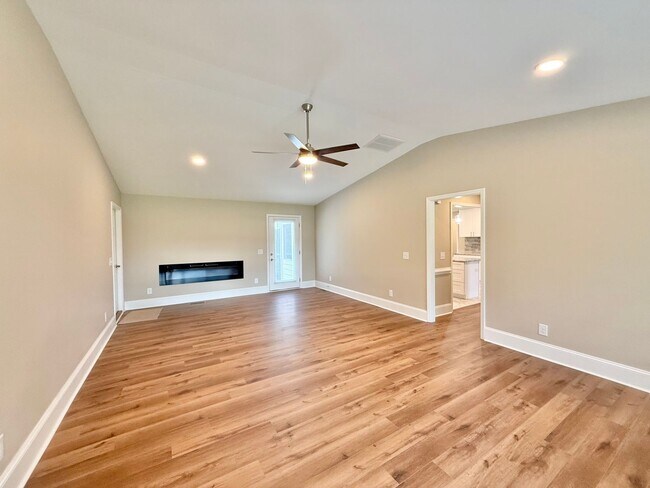 Building Photo - Newly Remodeled Ranch-Style 4BD, 3.5BA Ral...