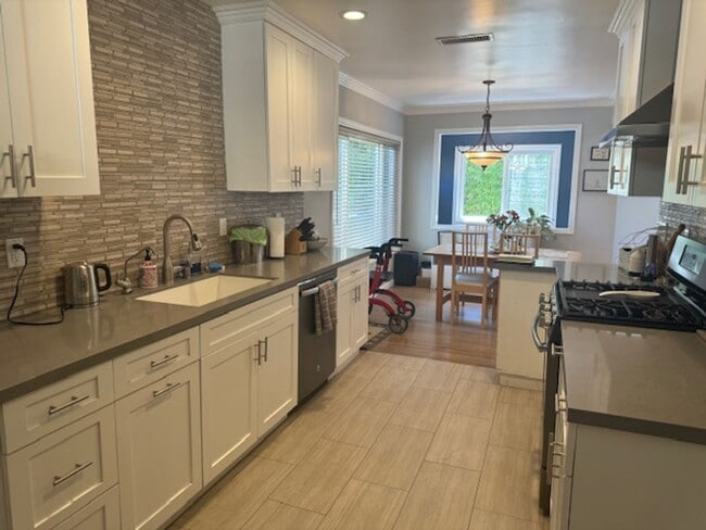 Building Photo - La Crescenta 3 bedroom 2 bath updated home.