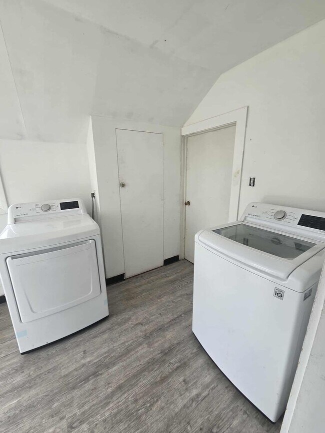 Building Photo - Charming Farm House!