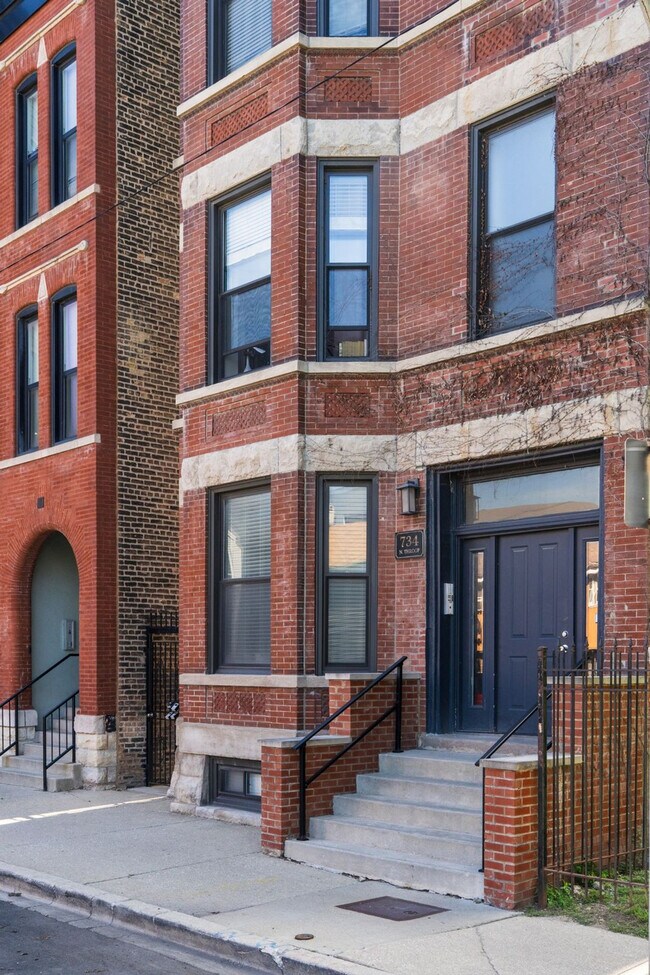 Building Photo - 736 N Throop St