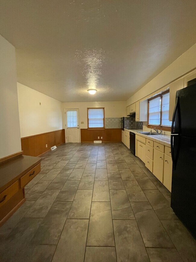 Building Photo - Charming home in a beautiful neighborhood