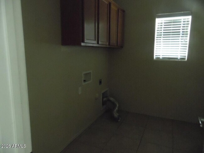 Building Photo - 8472 W Lewis Ave