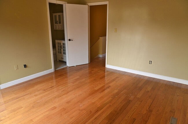 Building Photo - Charming Townhouse on Verbeke St