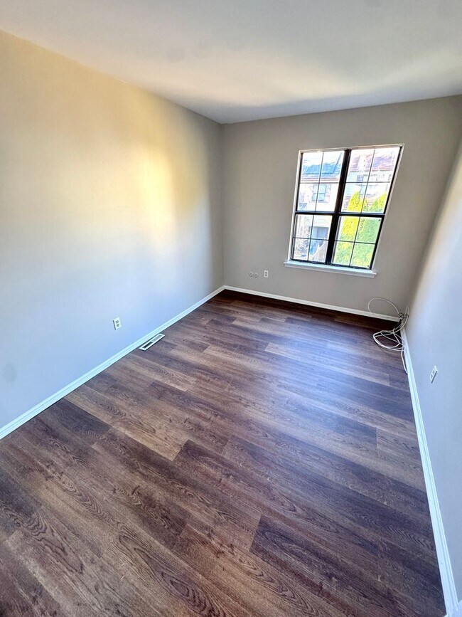 Building Photo - THREE BEDROOM TOWNHOME-PARKLAND SCHOOLS!