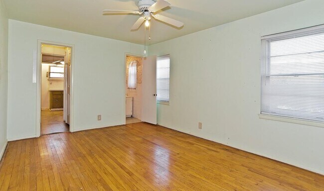Building Photo - 2442 Oates Dr